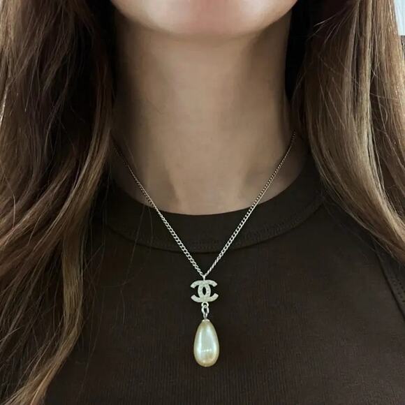 US BASED Authentic Vintage Chanel CC Faux Pearl Drop Pendant Necklace - Picture 3 of 10